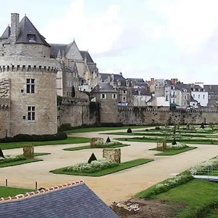 Belle Maison Bretonne Typique Pres De La *
